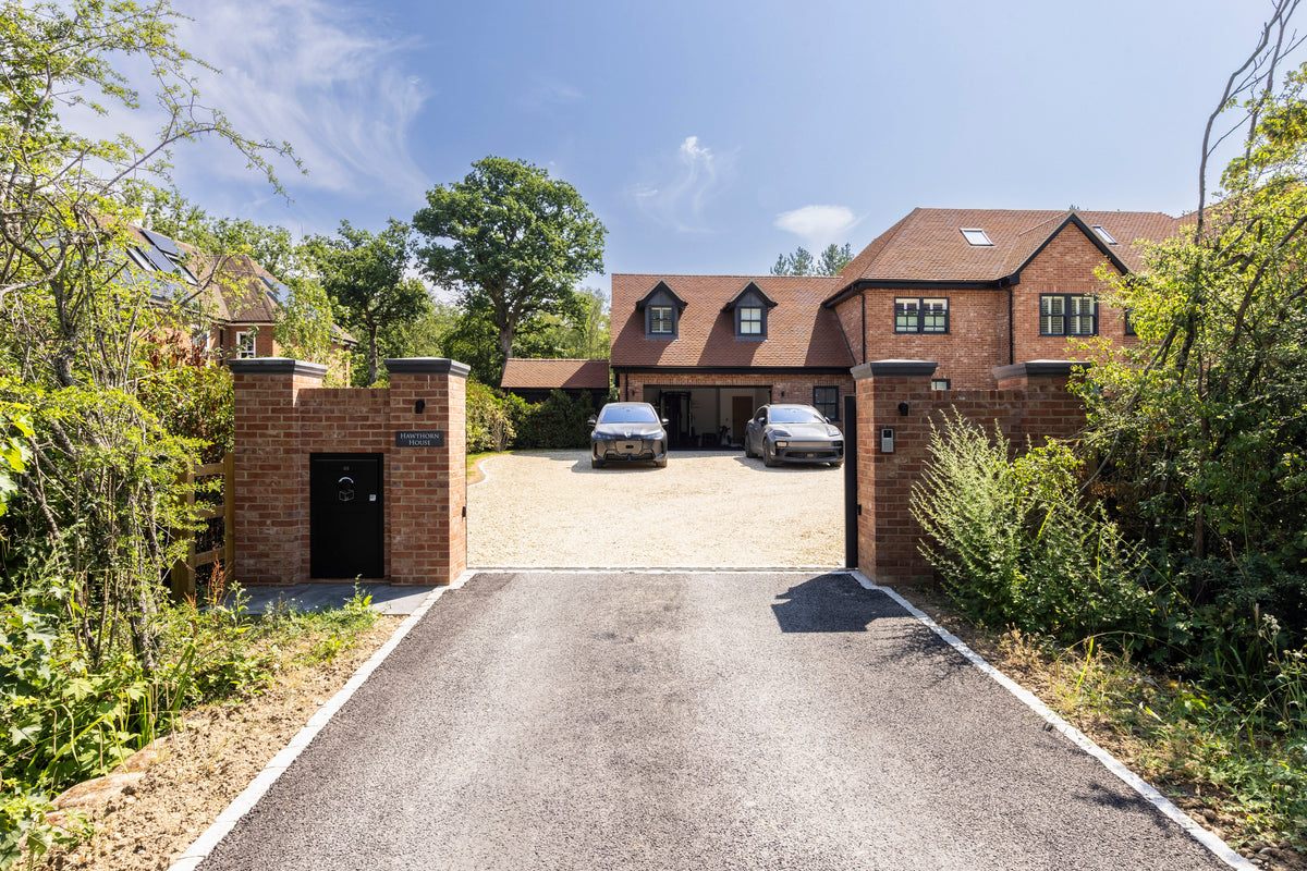 7 Aluminium Gate Design Trends Defining UK Homes in 2026